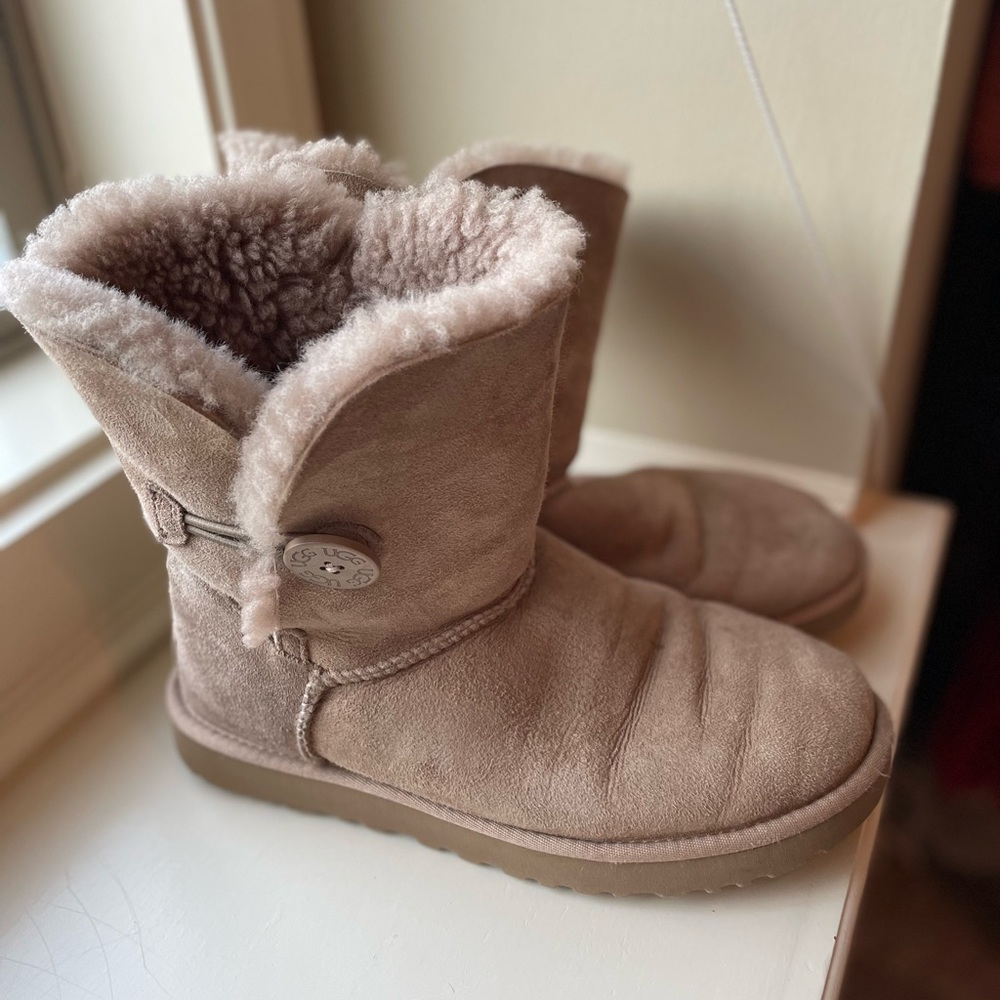 UGG Bailey Button II Size 8